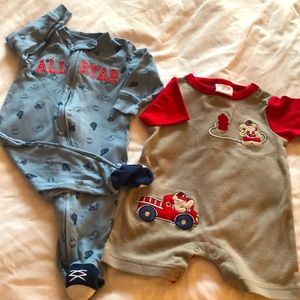 Boys size 6/9m onesie long sleeve with feet, onesie short sleeve